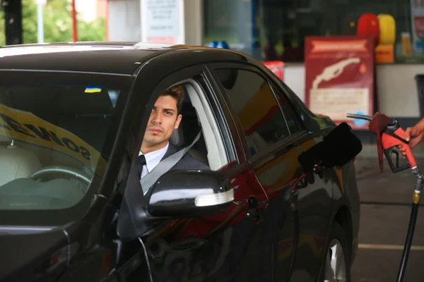 Motoristas da Uber fazem parcerias com postos, oficinas e restaurantes e ajudam a girar economia do DF