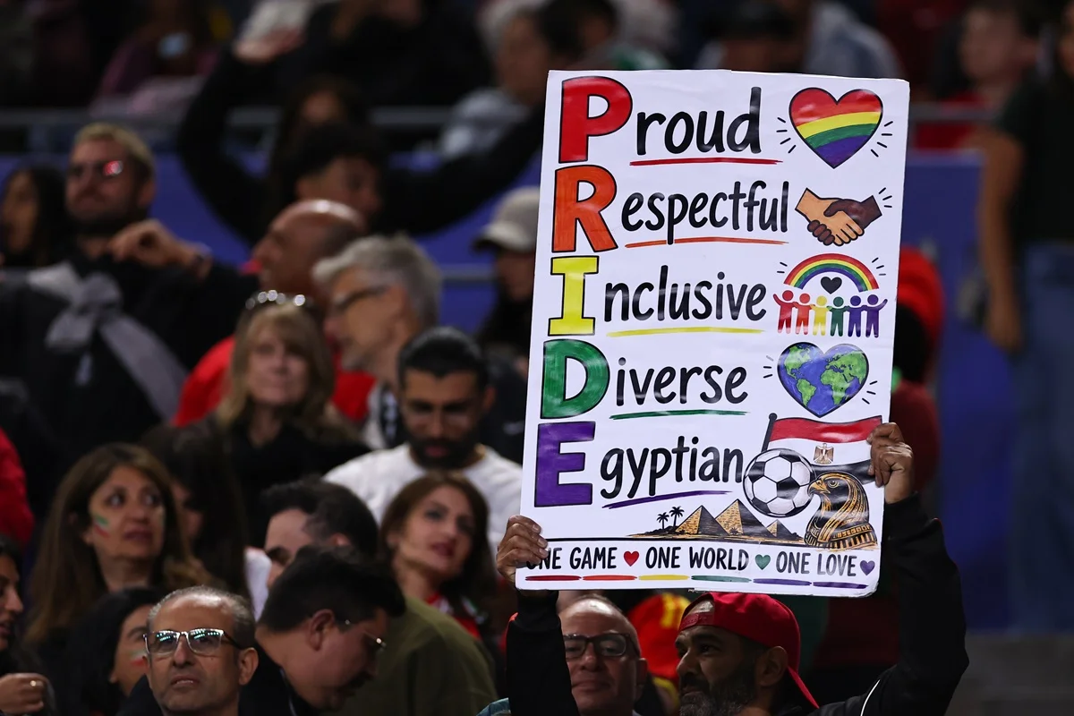  Um torcedor segura uma faixa personalizada em homenagem ao Orgulho durante a partida do Grupo G da Copa do Mundo da FIFA 2026 entre Egito e Irã, no Seattle Stadium