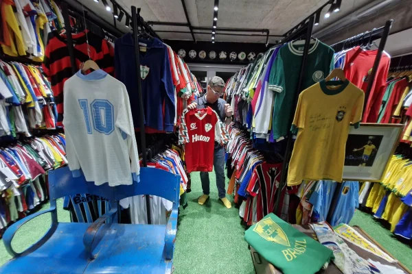 Imagem colorida mostra acervo de camisas de futebol - Metrópoles