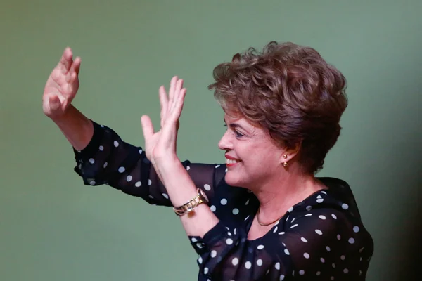 Dilma visita conjunto do Minha Casa ao lado de candidata do PCdoB