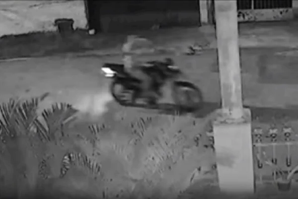 Imagem preto e branco mostra suspeitos circulando no local onde vereador Cici Maldonado foi morto - Metrópoles