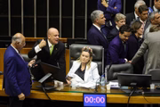 Deputada Júlia Zanatta com bebê no colo na Câmara