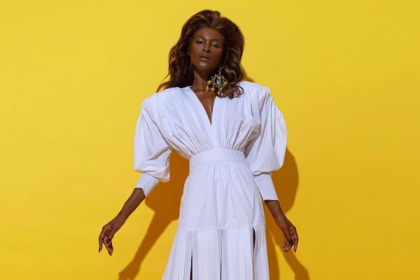 Na imagem com cor, foto de produtos da marca estreante do SPFW N57 - metrópoles