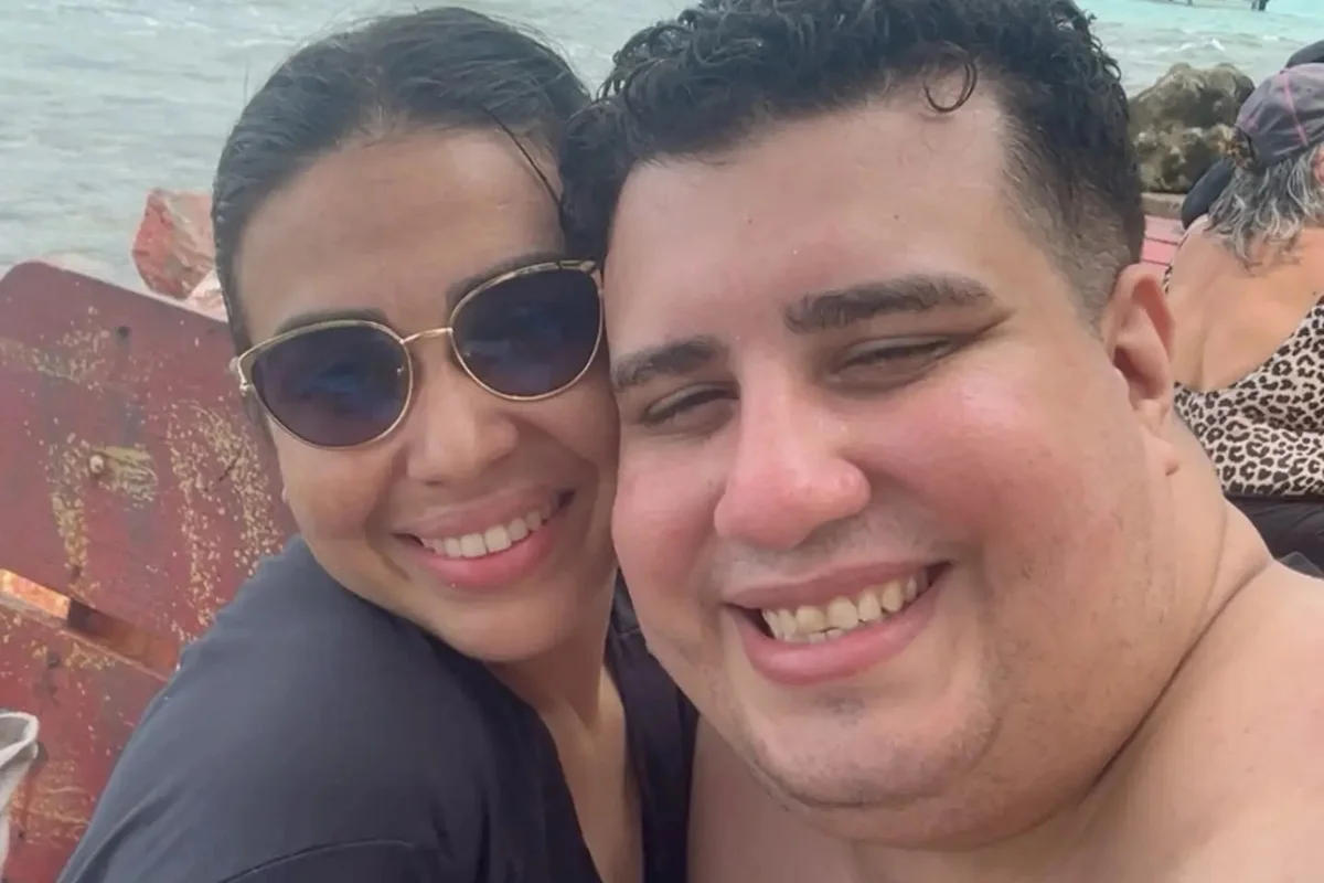 Dedeco e Fernanda Leite posam sorridentes durante passeio Dedeco e Fernanda Leite posam sorridentes durante passeio