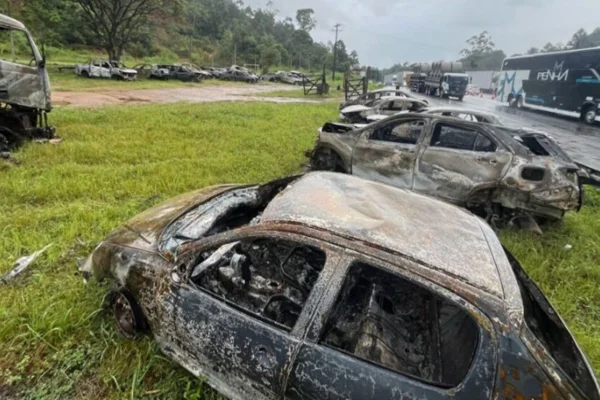Imagem colorida de carros queimados em SC