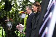 "MANCHESTER, INGLATERRA – 3 DE OUTUBRO: O primeiro-ministro Sir Keir Starmer e sua esposa, Victoria, visitam o local do ataque próximo à Sinagoga Heaton Park Hebrew Congregation, em 3 de outubro de 2025, em Manchester, Inglaterra.