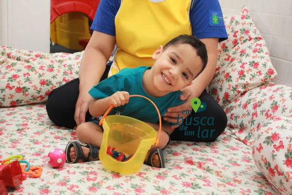criança em cama