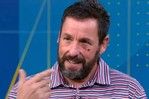 Após acidente inusitado, Adam Sandler surge com olho roxo em programa