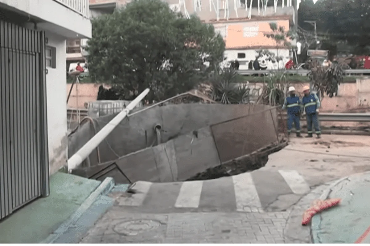 Cratera surgiu durante obra de implantação da rede de esgoto, que faz parte do projeto de despoluição de córregos na região Cratera surgiu durante obra de implantação da rede de esgoto, que faz parte do projeto de despoluição de córregos na região