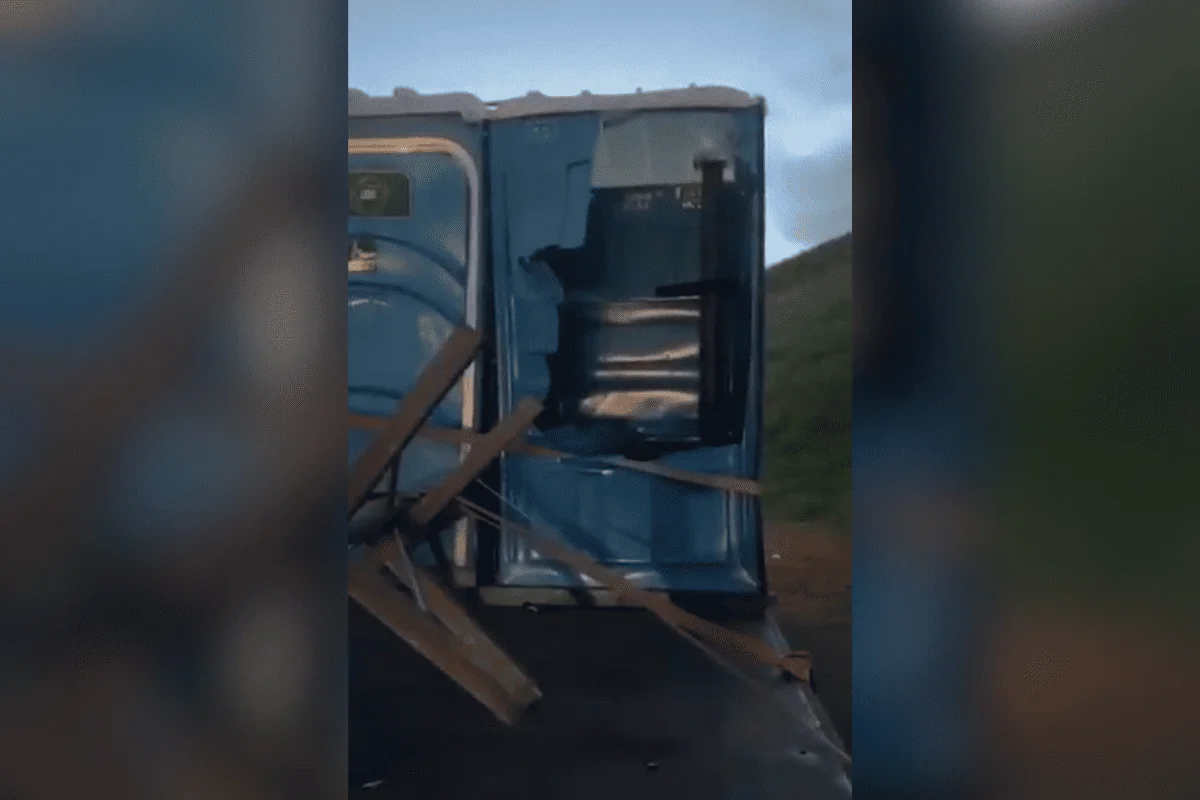 Jovem não percebeu o trânsito parar e foi arremessado para dentro da cabine de um banheiro químico após a colisão Jovem não percebeu o trânsito parar e foi arremessado para dentro da cabine de um banheiro químico após a colisão