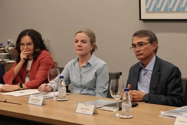 Foto colorida da ministra Gleisi Hoffmann ao lado dos conselheiros Isaac Sidney (FEBRABAN) e Juvandia Moreira (CUT)