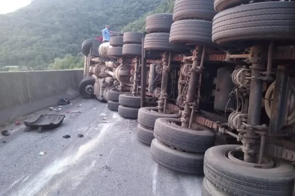 Foto colorida de carreta com óleo tombada no Paraná - Metrópoles