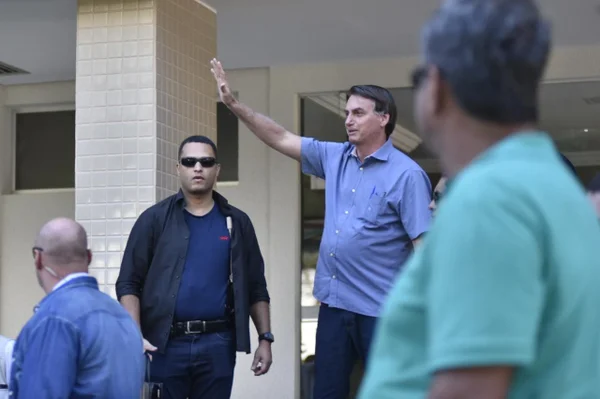 Vídeo: Bolsonaro visita filho sob protestos e aplausos