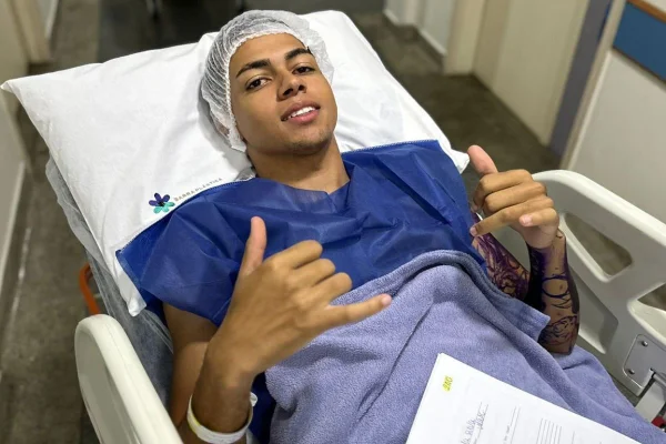 Influenciador digital é sedado por 8 horas para fazer tatuagem