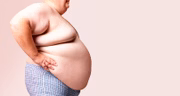 A causa fundamental da obesidade e do sobrepeso é o desequilíbrio energético entre a quantidade de calorias ingeridas e a quantidade de calorias utilizadas pelo indivíduo para realização de suas atividades diárias. O excesso de calorias não consumidas acumula-se em forma de gordura corporal 