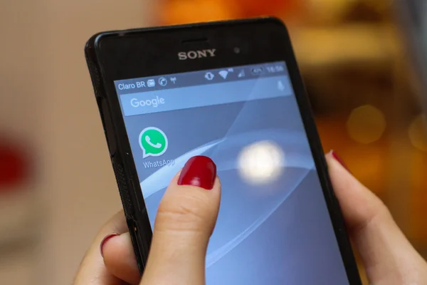 Brasiliense sofre golpe financeiro por ter WhatsApp hackeado