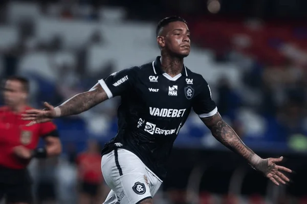 Alef Manga comemorando gol do Remo diante do Mirassol na Série A do Brasileirão