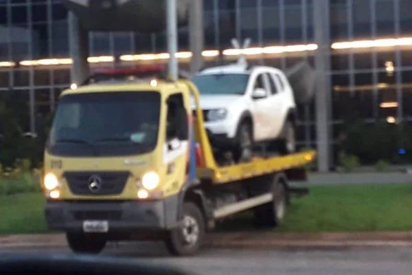 Homem joga carro contra Palácio da Justiça
