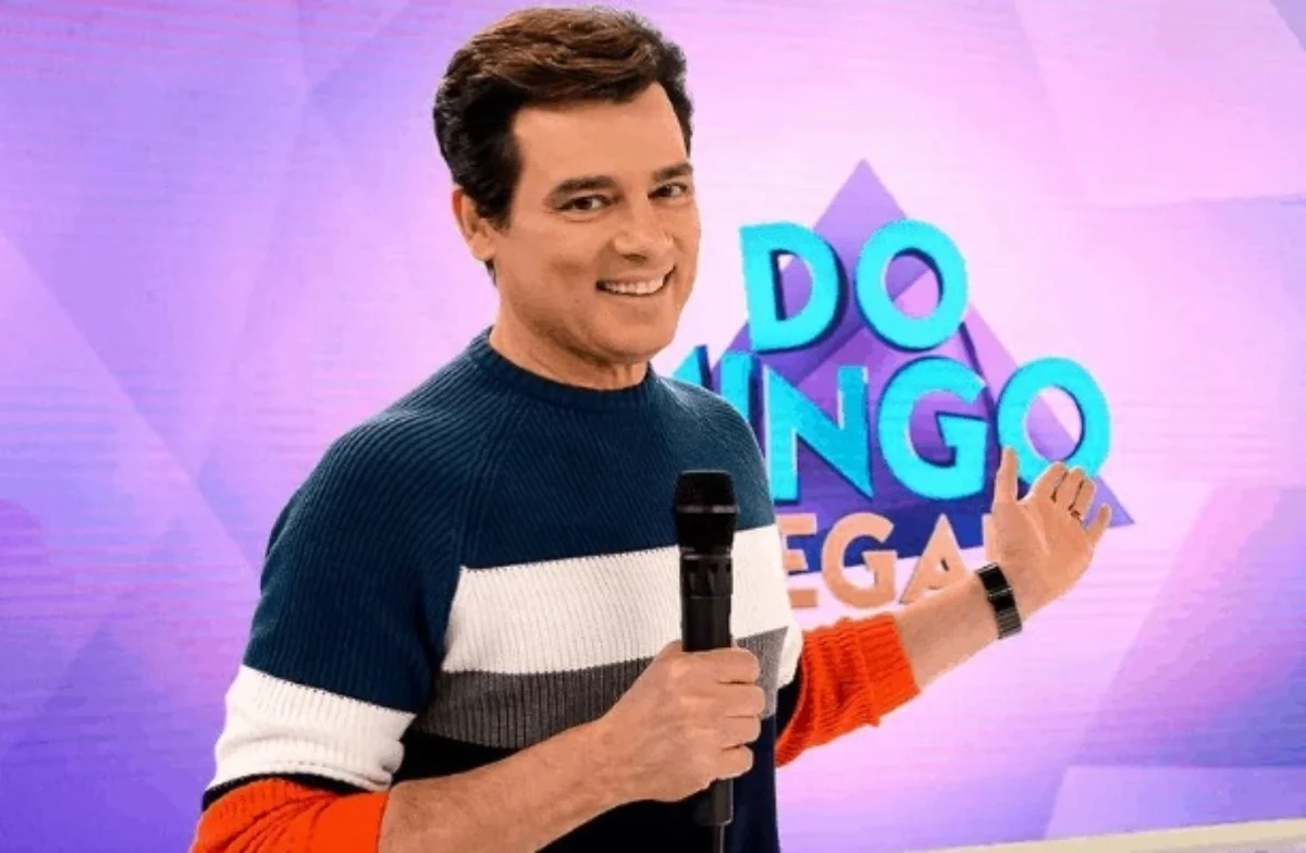Fotografia colorida de Celso Portiolli no fundo do programa Domingo Legal | Metrópoles