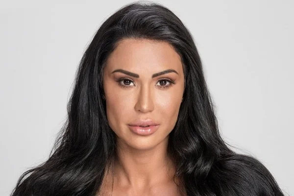 Gracyanne Barbosa choca a web ao aparecer de roupa: “Estilosa”