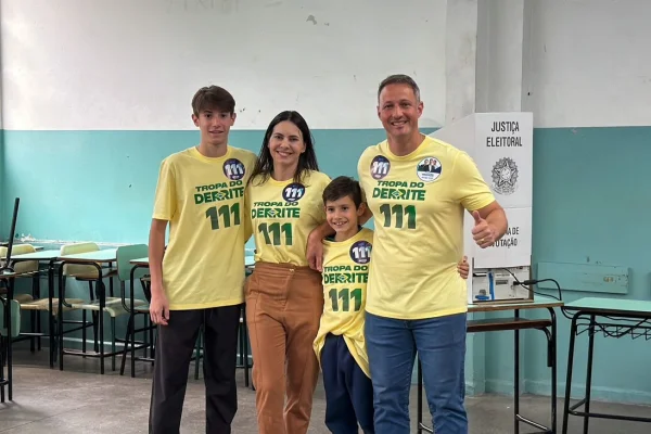Imagem colorida de Derrite e família em escola votando. Metrópoles