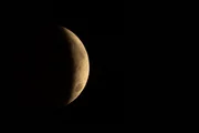Um eclipse lunar parcial é visto sobre a Baía de Pegwell em 28 de agosto de 2026, em Ramsgate, Inglaterra