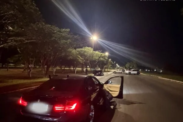 Motoristas de BMW e Golf são presos por “racha” na Asa Sul