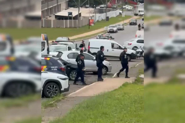 Imagem de rua com viaturas policiais