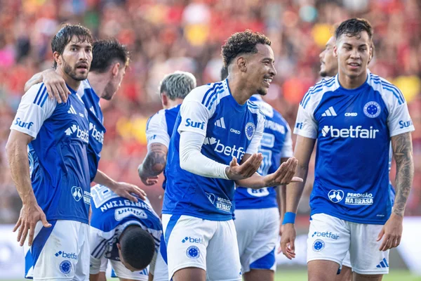 Foto colorida do elenco do Cruzeiro comemorando gol de Matheus Pereira - Metrópoles