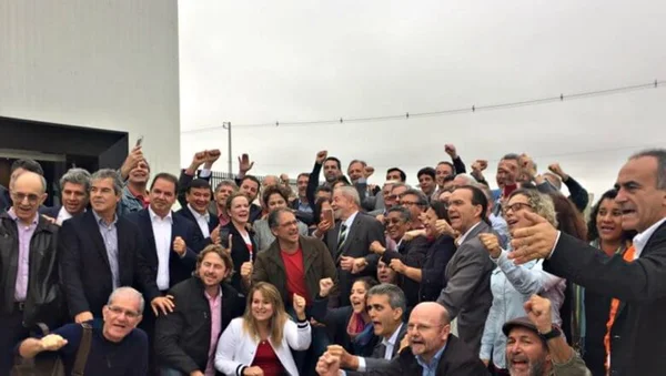 Ex-presidente é recebido com festa no aeroporto de Curitiba