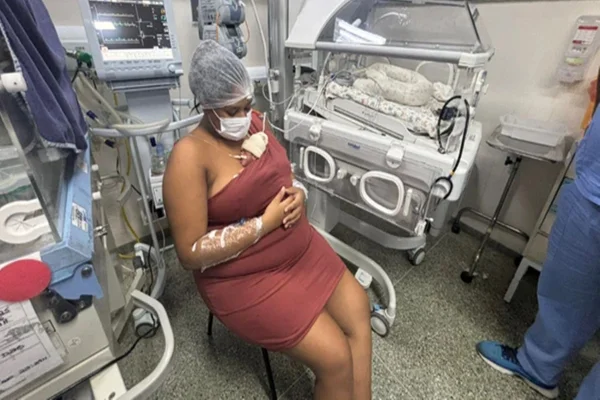 Imagem colorida, mulher dá à luz em quadrigêmeos - Metrópoles