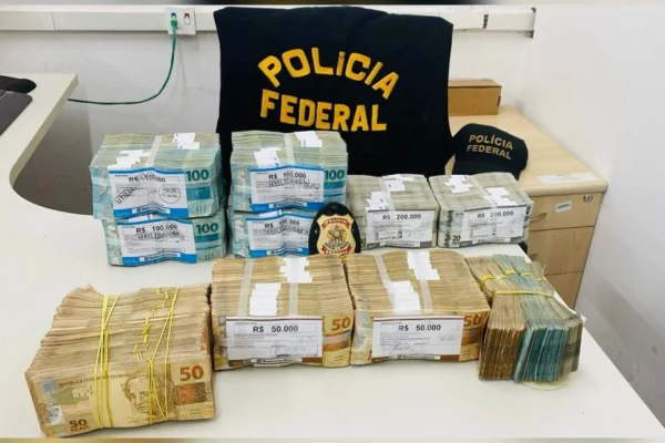 PF flagra suspeito com mochila recheada com R$ 1 milhão no Piauí