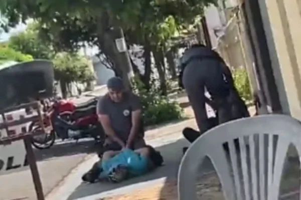 Mulher é presa após matar o pai a facadas em Guzolândia - Metrópoles