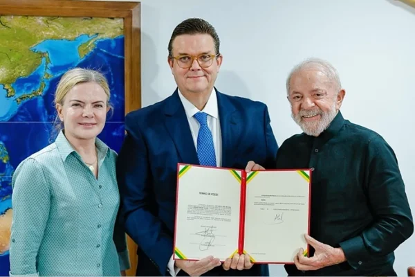 Foto colorida mostra o presidente Lula junto com Gleisi Hoffman e o ministro da Previdência nomeado, Wolney Queiroz - Metrópoles