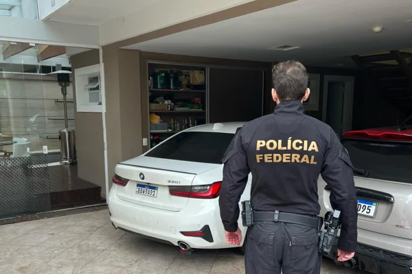 SUS: empresários que desviaram R$ 30 mi têm carrões levados pela PF