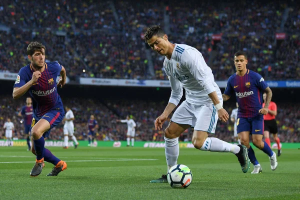 Cristiano Ronaldo na época de Real Madrid enfrentando o Barcelona - Metrópoles