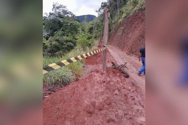 Imagens coloridas mostram área isolada com fita amarela e preta após deslizamento de terra