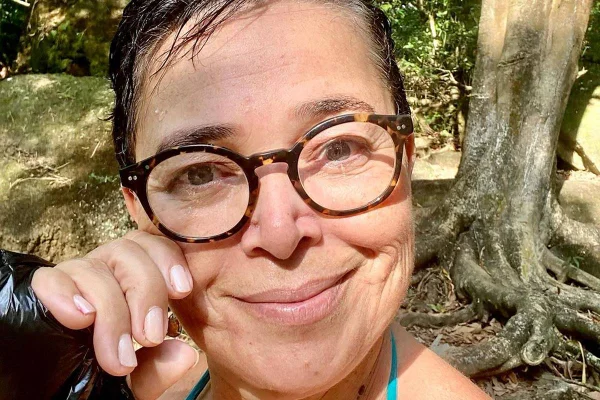 foto colorida de rosto de mulher de oculos - metrópoles