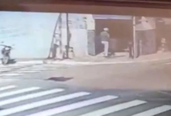 Imagem de motociclista entrando em bar - Metrópoles