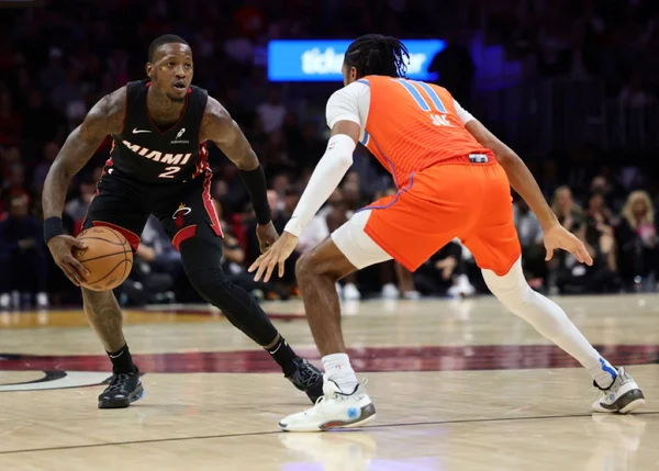 Imagem colorida de duelo entre Heat e Thunder, pela NBA- Metrópoles