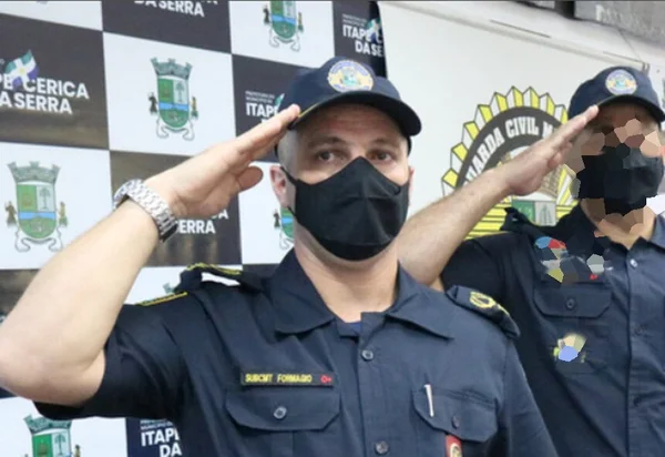 Foto colorida de GCM bate continência - Metrópoles