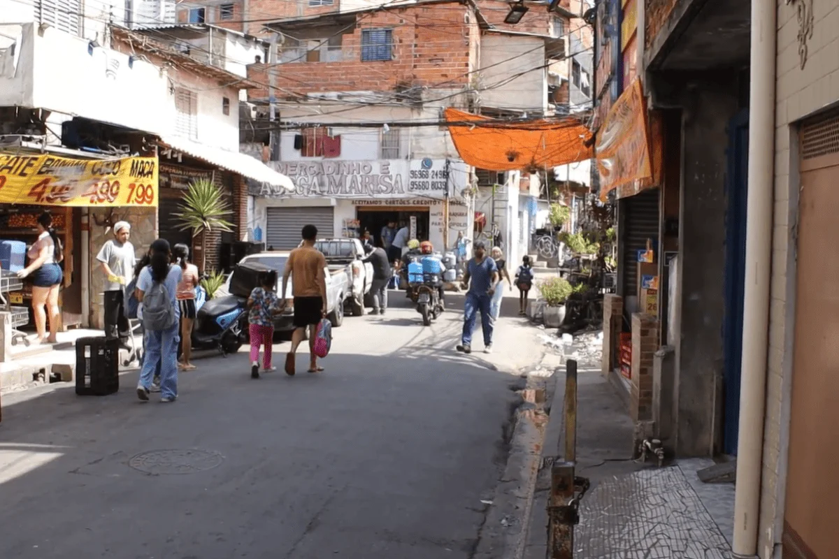 Moradores caminham em rua de Paraisópolis Moradores caminham em rua de Paraisópolis
