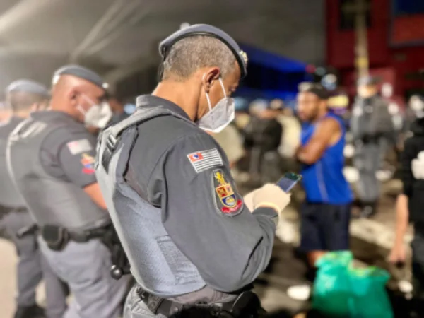 Imagem colorida mostra agente da Polícia Civil durante operação no centro de São Paulo - Metrópoles