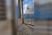 Além da invasão, o suspeito também teria arremessado garrafas de vidro, sacos de lixo e outros resíduos na casa da vítima Além da invasão, o suspeito também teria arremessado garrafas de vidro, sacos de lixo e outros resíduos na casa da vítima