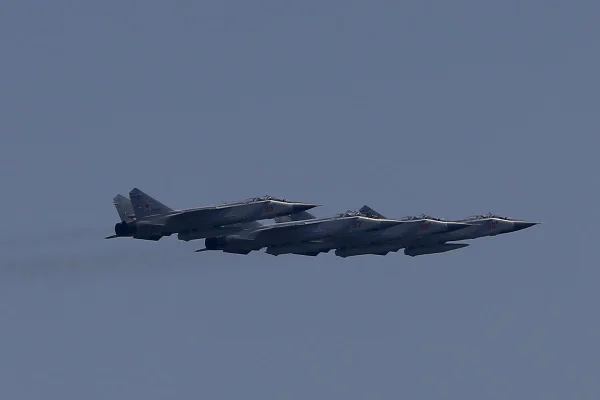 Imagem colorida mostra caças MiG-31 da Rússia - Metrópoles