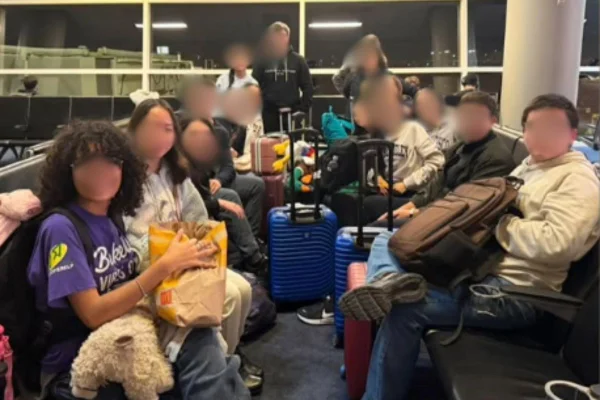 Grupo de 14 estudantes brasileiros menores de idade ficou quase 3 dias retido no Aeroporto de Dallas por causa da nevasca que atingiu os EUA - Metrópoles