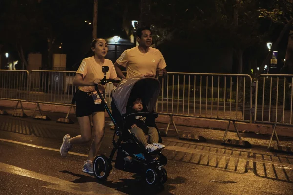 Imagem mostra casal correndo com carrinho de bebê - Metrópoles