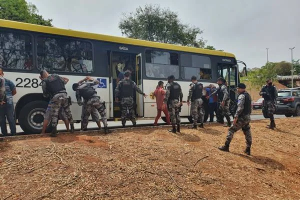 Fotografia colorida de abordagem policial em ônibus
