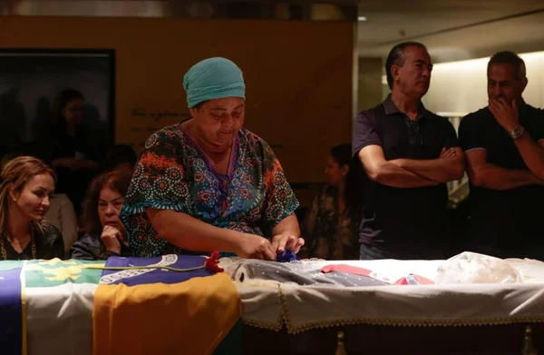 Velório de Roriz dura 17 horas e reúne família, populares e políticos
