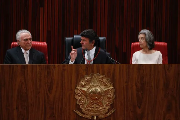 “Ficha suja está fora do jogo democrático”, alerta Fux ao assumir TSE